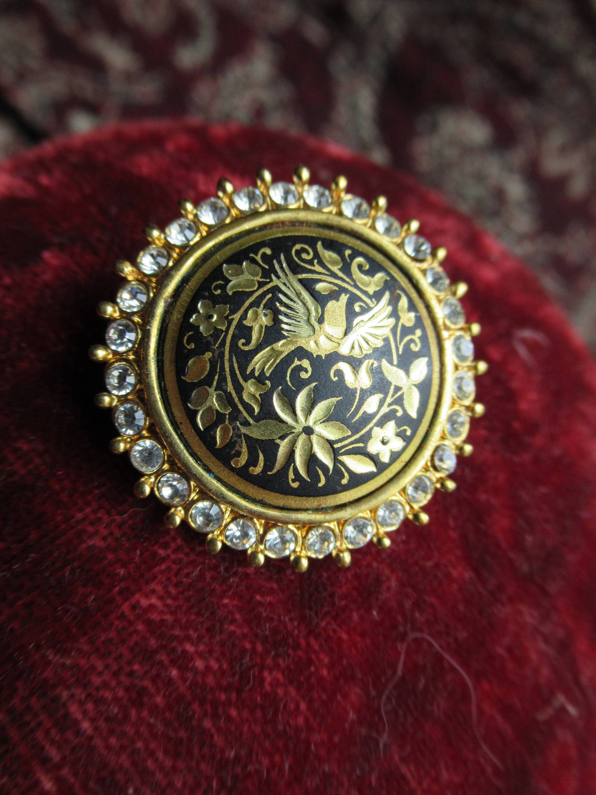 Wunderschöne Vintage Kleine Damaszener Brosche Mit Einem Kristall-Surround von KirstysCurios