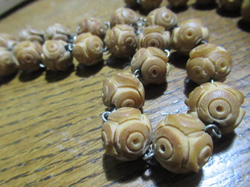 Wunderschöne Vintage Lange Geschnitzte Rosenkranz Halskette von KirstysCurios