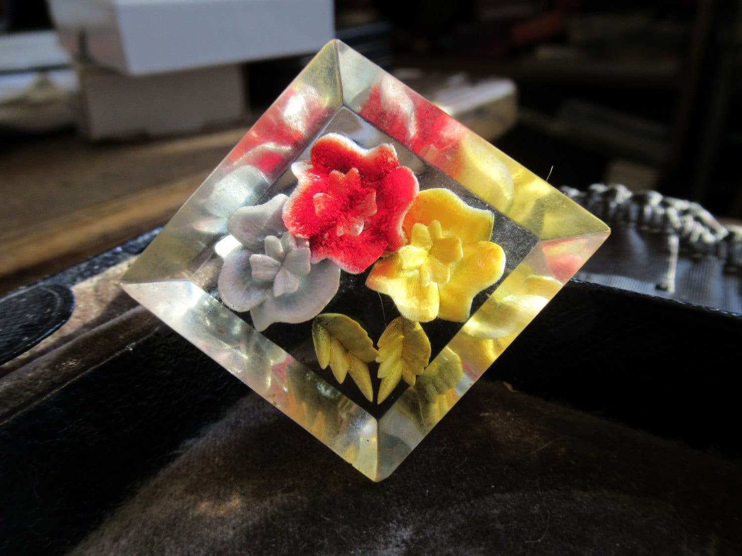 Wunderschöne Vintage Reverse Geschnitzt Lucite Art-Deco-Brosche von KirstysCurios