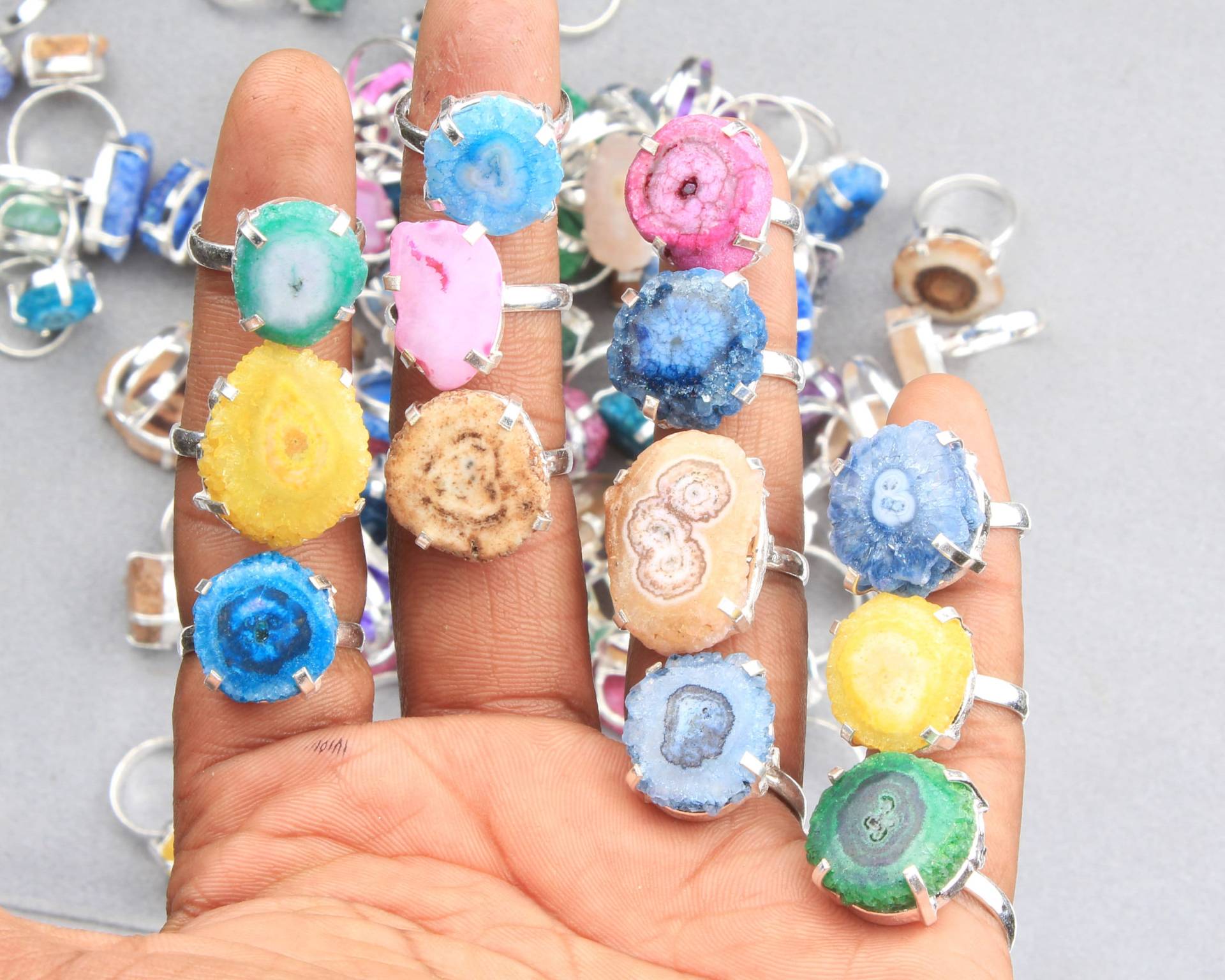 Mehrfarbiger Druzy Kristall Ring, Versilberter Handgemachter Vintage Ringe, Boho Ringe Für Frauen Schmuck von KirtiGlobal