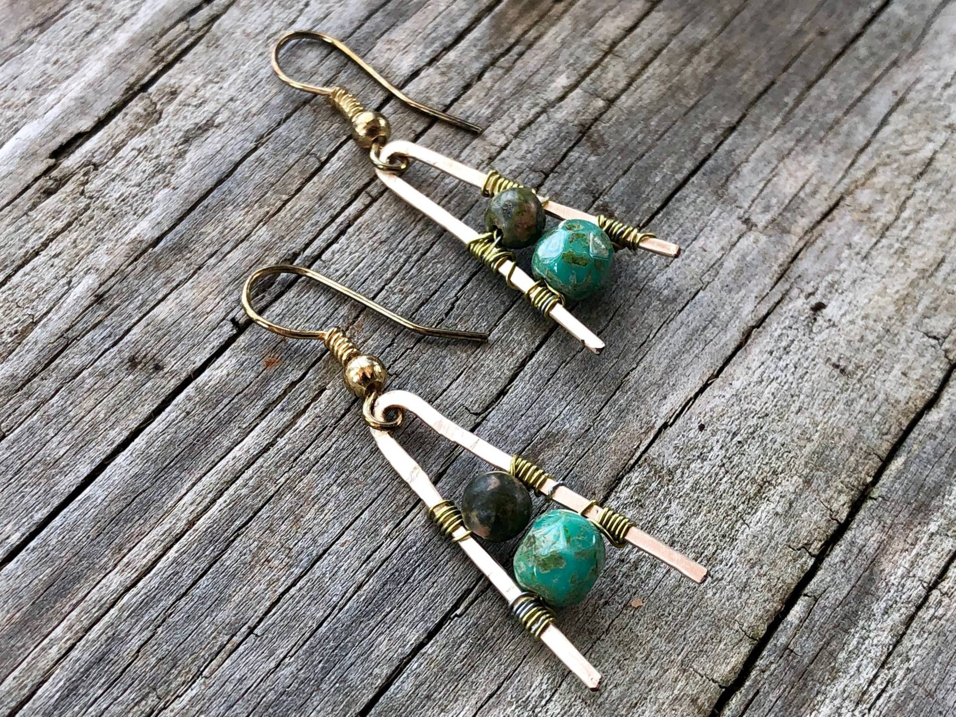 Gehämmert Gold Ohrringe Draht Umwickelt Perlen-Boho-stil Minimalistisch Türkis Geschenk Für Ihre Pfeil Elegante Gehämmert Gold Ohrringe Draht Umwickelt Perlen-Boho-stil Minimalistisch Türkis Geschenk Für Ihre Pfeil Elegante von KirtleyHandmade