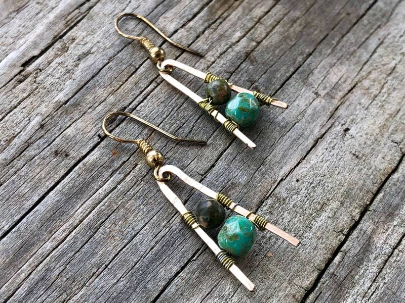 Gehämmert Gold Ohrringe Draht Umwickelt Perlen-Boho-stil Minimalistisch Türkis Geschenk Für Ihre Pfeil Elegante Gehämmert Gold Ohrringe Draht Umwickelt Perlen-Boho-stil Minimalistisch Türkis Geschenk Für Ihre Pfeil Elegante von KirtleyHandmade