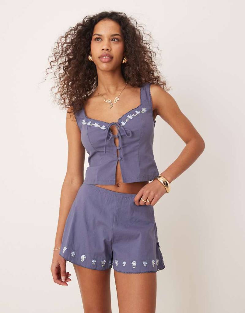 Kiss The Sky - Besticktes Oberteil in Marineblau mit Knopfleiste und Bindeband vorn, Kombiteil von Kiss The Sky