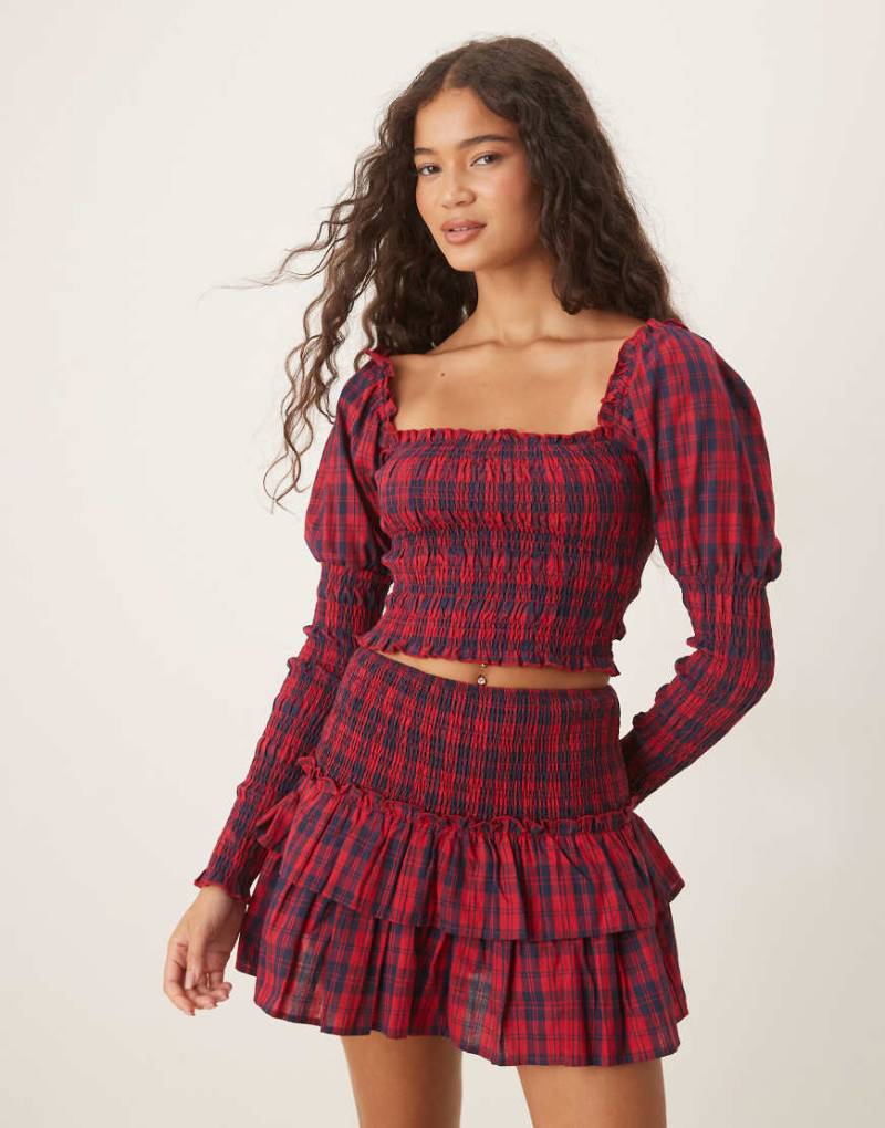 Kiss The Sky - Gerafftes, kariertes Oberteil in Burgunderrot mit Puffärmeln von Kiss The Sky