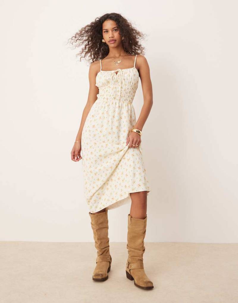 Kiss The Sky - Gerafftes Midikleid in Gelb mit Blumenprint von Kiss The Sky