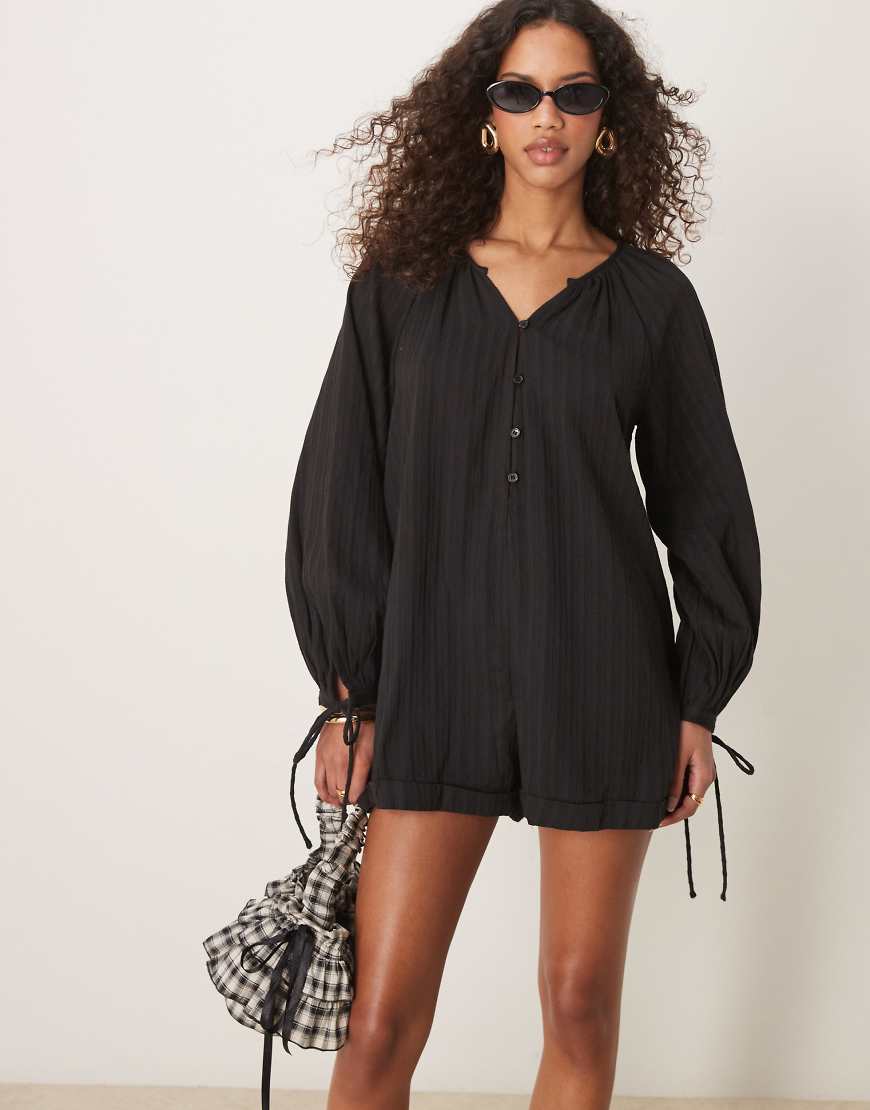 Kiss The Sky - Langärmliger Mini-Playsuit in Schwarz Kiss The Sky - Langärmliger Mini-Playsuit in Schwarz von Kiss The Sky