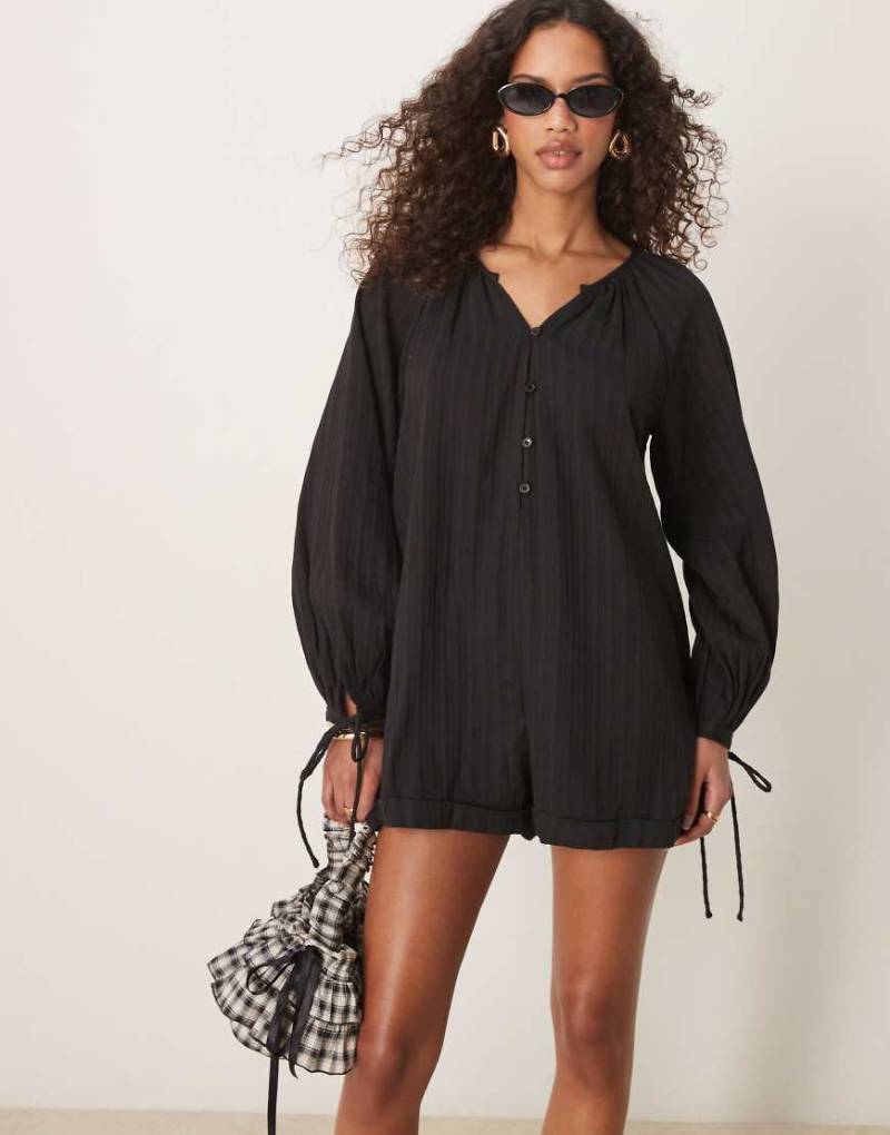 Kiss The Sky - Langärmliger Mini-Playsuit in Schwarz Kiss The Sky - Langärmliger Mini-Playsuit in Schwarz von Kiss The Sky