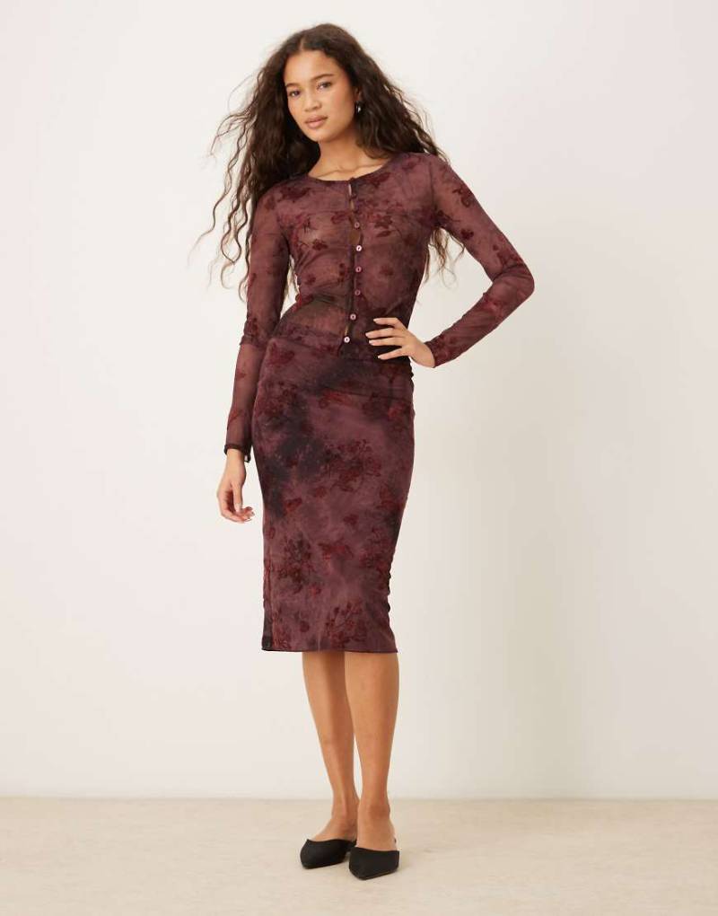 Kiss The Sky - Midaxi-Rock aus Spitze in Kirschlackrot, Kombiteil von Kiss The Sky