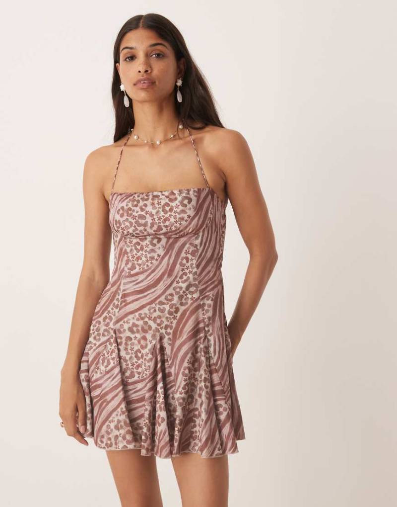 Kiss The Sky - Minikleid in Burgunderrot mit Tierfellmuster und Neckholder-Träger von Kiss The Sky