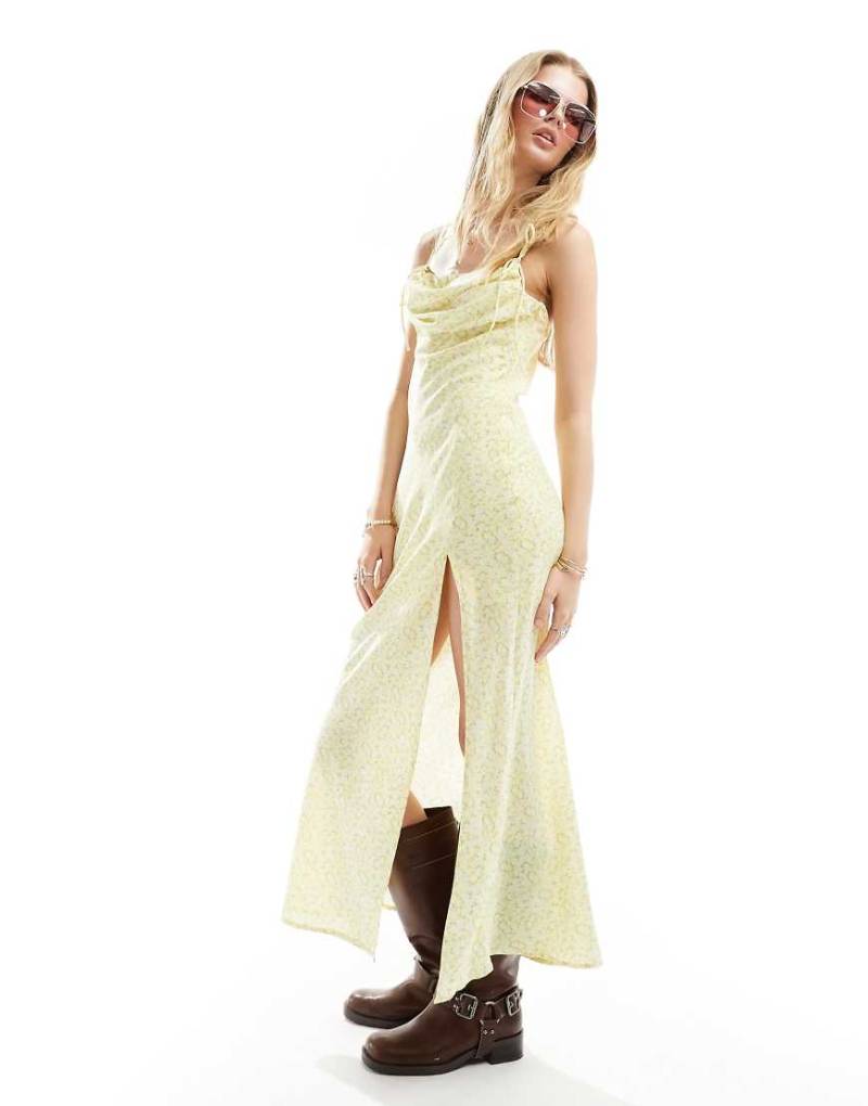 Kiss The Sky - Träger-Maxikleid in Zitronengelb mit Blumenmuster und Wasserfallausschnitt von Kiss The Sky