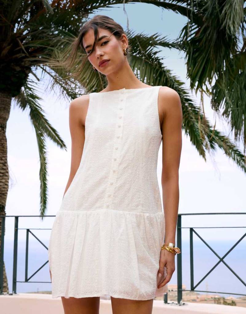 Kiss The Sky - Westen-Minikleid in Weiß mit tief angesetzter Taille von Kiss The Sky