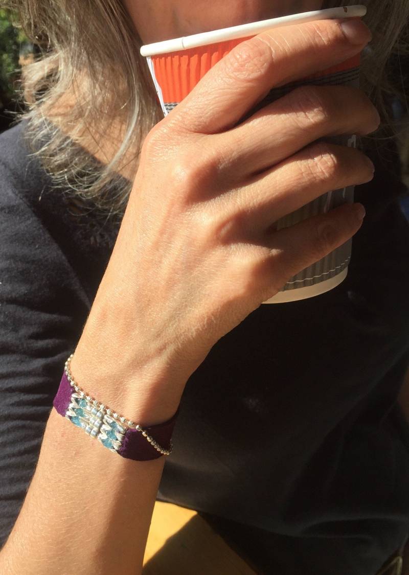 Damen Ledermanschette Mit Magnetverschluss| Lila Komet | Wildleder Sterling Silber Blauen Kristallen Und Kette von Kiss2Keep