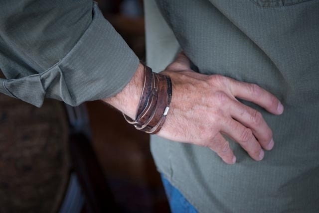 Herren Armband | Gunmoke Twin Personalisierte Sterling Silber, Leder Wrap Benutzerdefinierte Armband, Damen Manschette Wickelarmband von Kiss2Keep