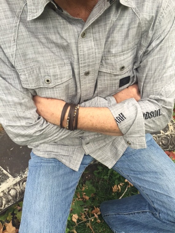 Herren Lederarmband | Der Hengst Handgefertigte Ledermanschette, Sterling Silber, Dunkelbraunes Leder, Tigerauge, Personalisierbar, Unisex von Kiss2Keep