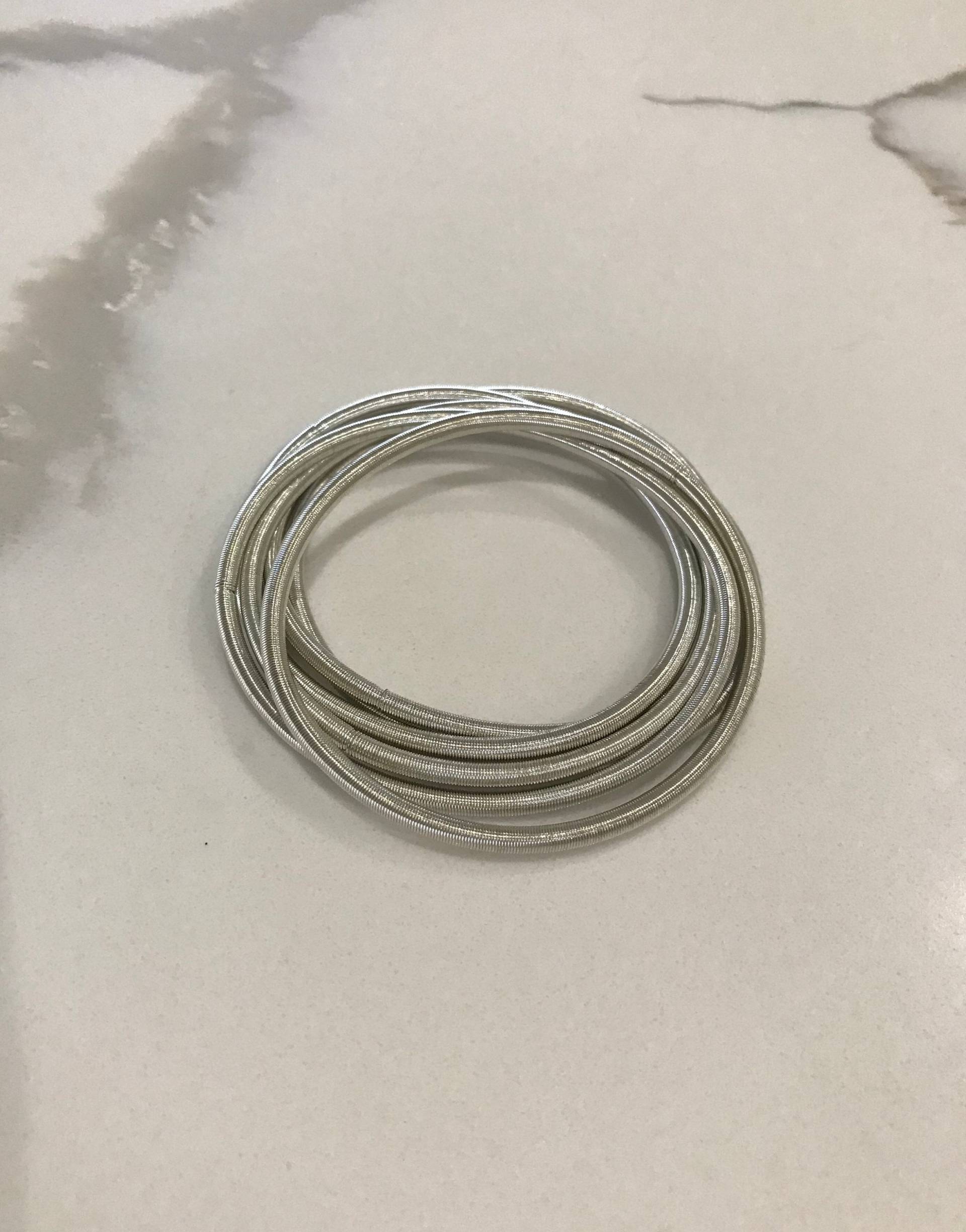 Wunderschönes Mittelgroßes Silbernes Stretch-Armreifen-Armbandset Wunderschönes Mittelgroßes Silbernes Stretch-Armreifen-Armbandset von KissMeAtDusk