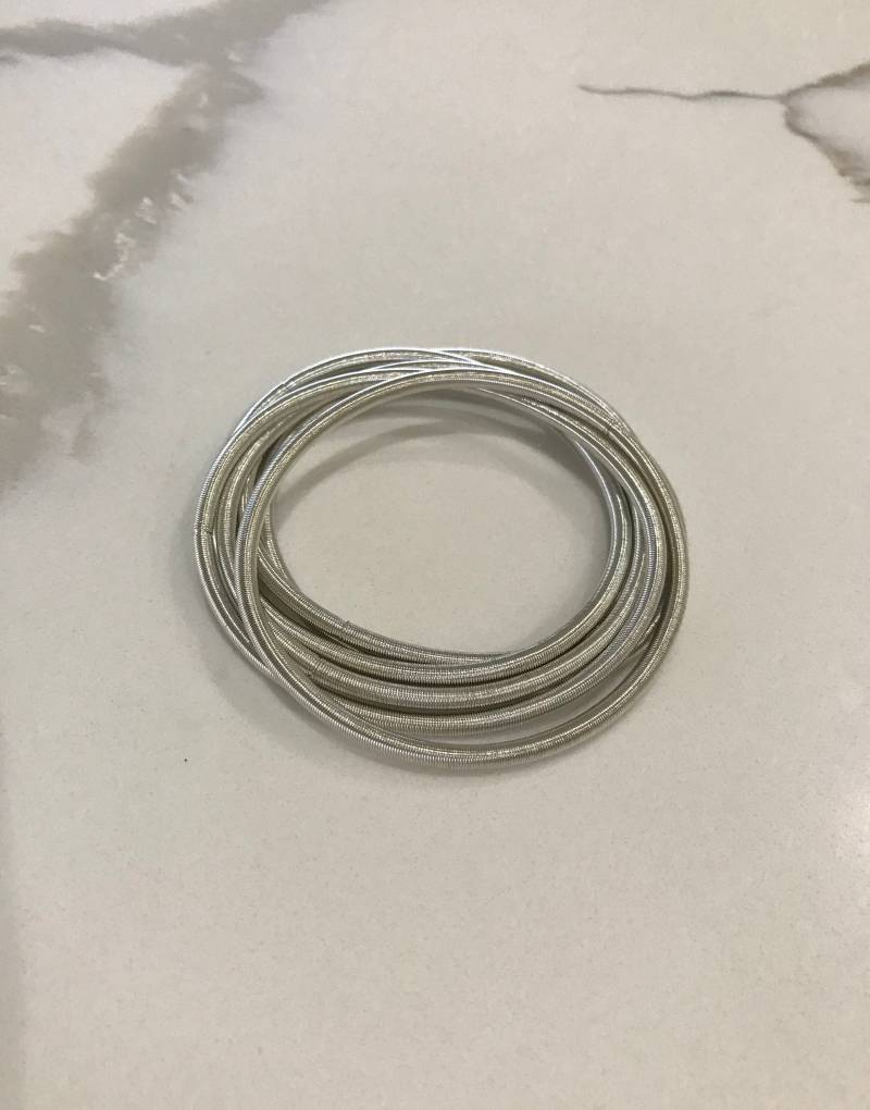 Wunderschönes Mittelgroßes Silbernes Stretch-Armreifen-Armbandset Wunderschönes Mittelgroßes Silbernes Stretch-Armreifen-Armbandset von KissMeAtDusk