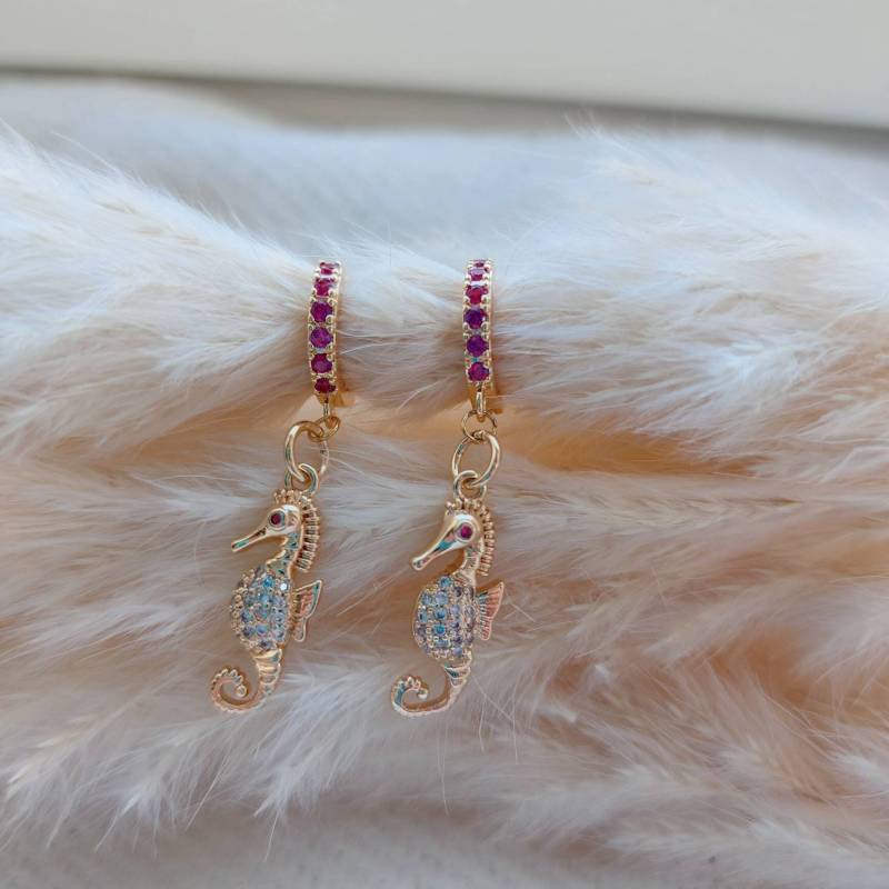 18K Vergoldetes Messing Ohrringe Seepferdchen 39 Mm Zirkonia Steine von KissneryJewelry