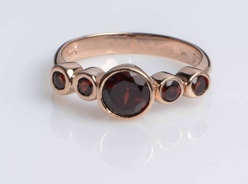 5 Abgerundete Granat Ring Set in 14K Rose Gold - Geburtsstein Schmuck Geschenk Für Frau Frauen Mit Edelstein von KisufimJewelry