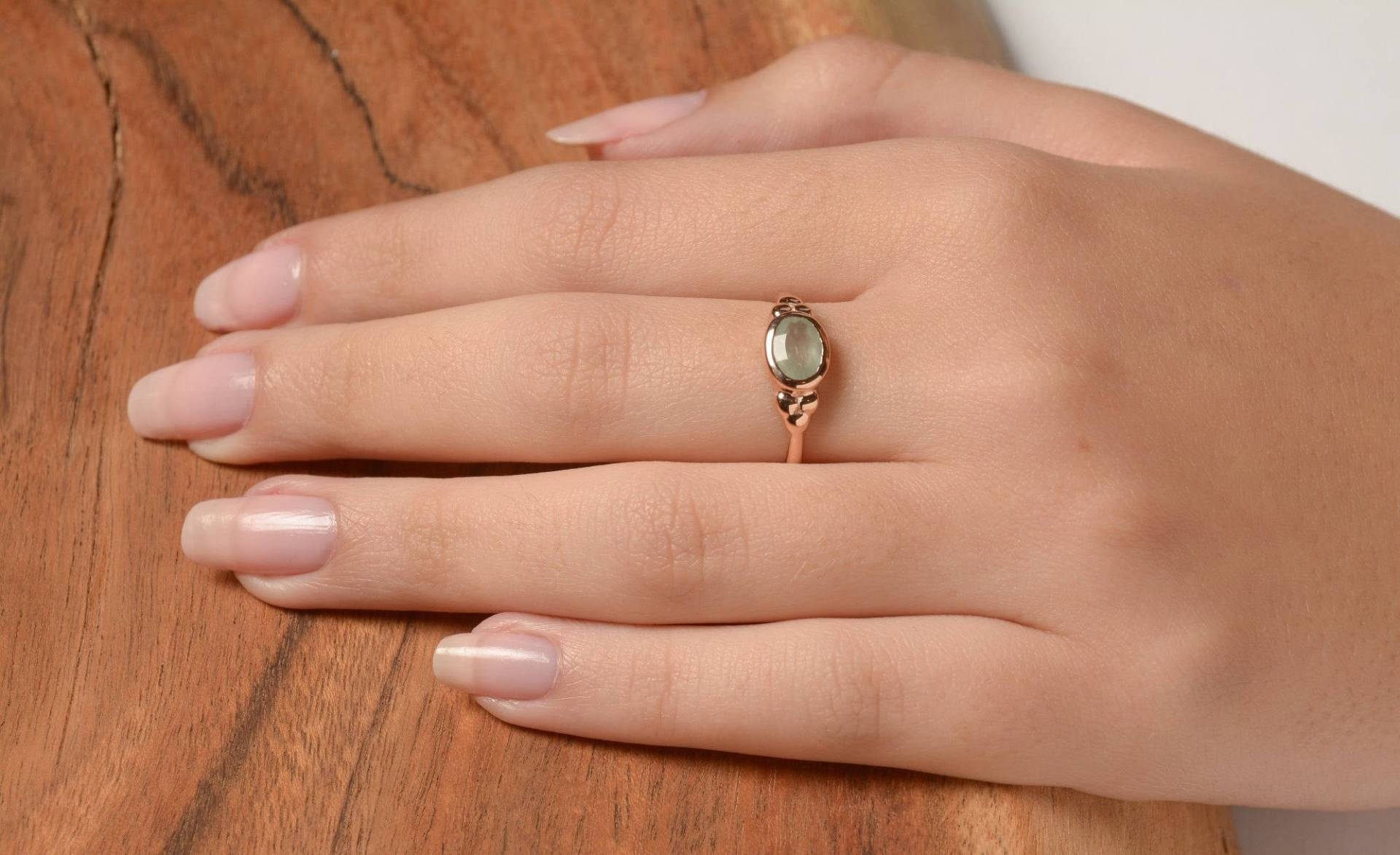 Aquamarin Ring - Stapelring 14K Rose Gold Mit Einem Zentralen Stein Kleiner Grüner Edelstein Versprechen von KisufimJewelry