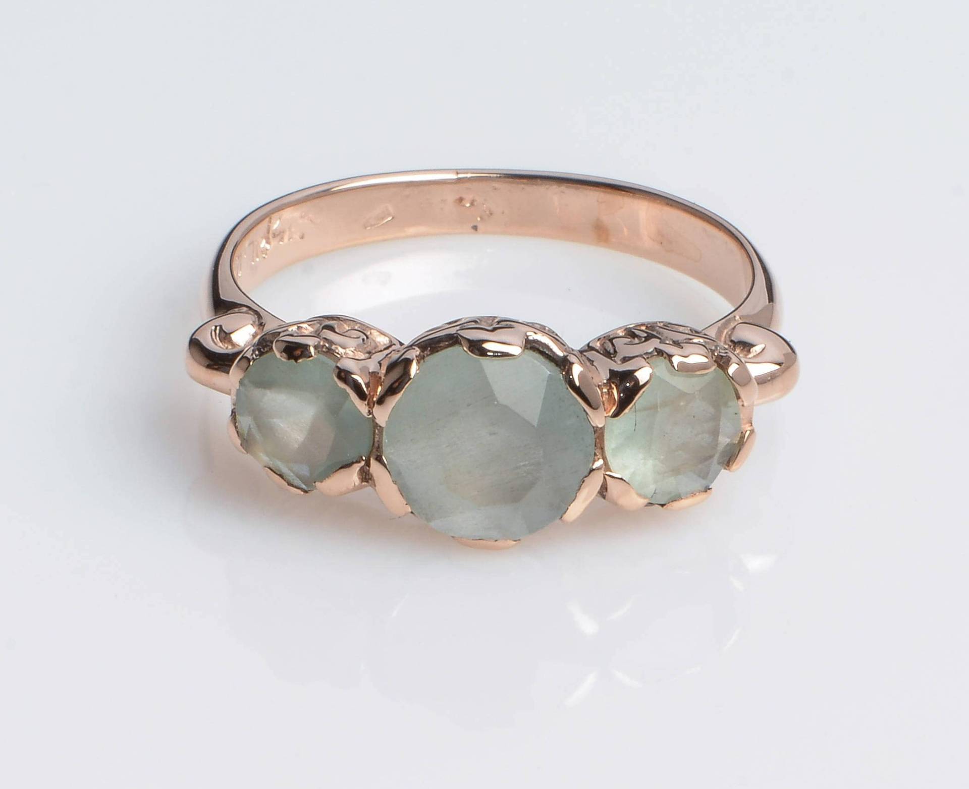 Aquamarin Rose Gold Ring - März Geburtsstein Verlobungsring Drei Steine von KisufimJewelry