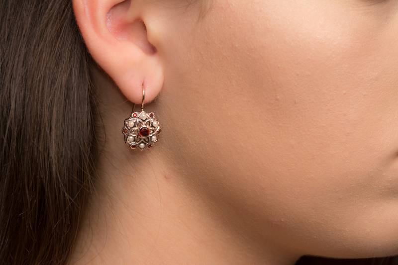 Blumen Edelstein Ohrringe - 14K Rose Gold Mit Granat Und Perle Einzigartige Januar Geburtsstein von KisufimJewelry