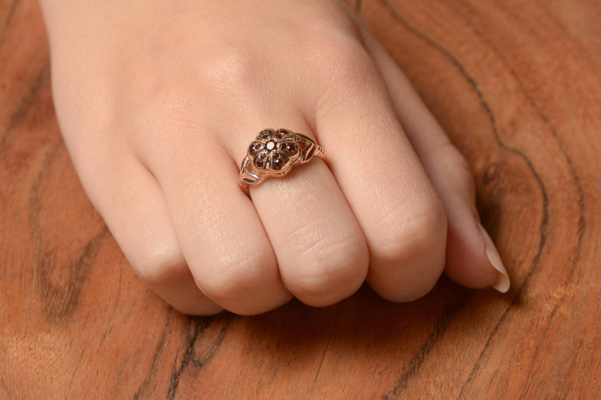 Erhöhter Blumen Granat Vintage Ring in 14K Rose Gold - Blumenförmiger Edelstein Geschenk Für Sie von KisufimJewelry