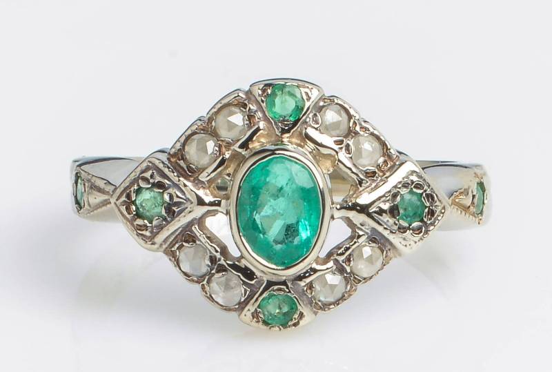 French Style Ring Mit Smaragd Und Diamanten in Rosenschliff von KisufimJewelry