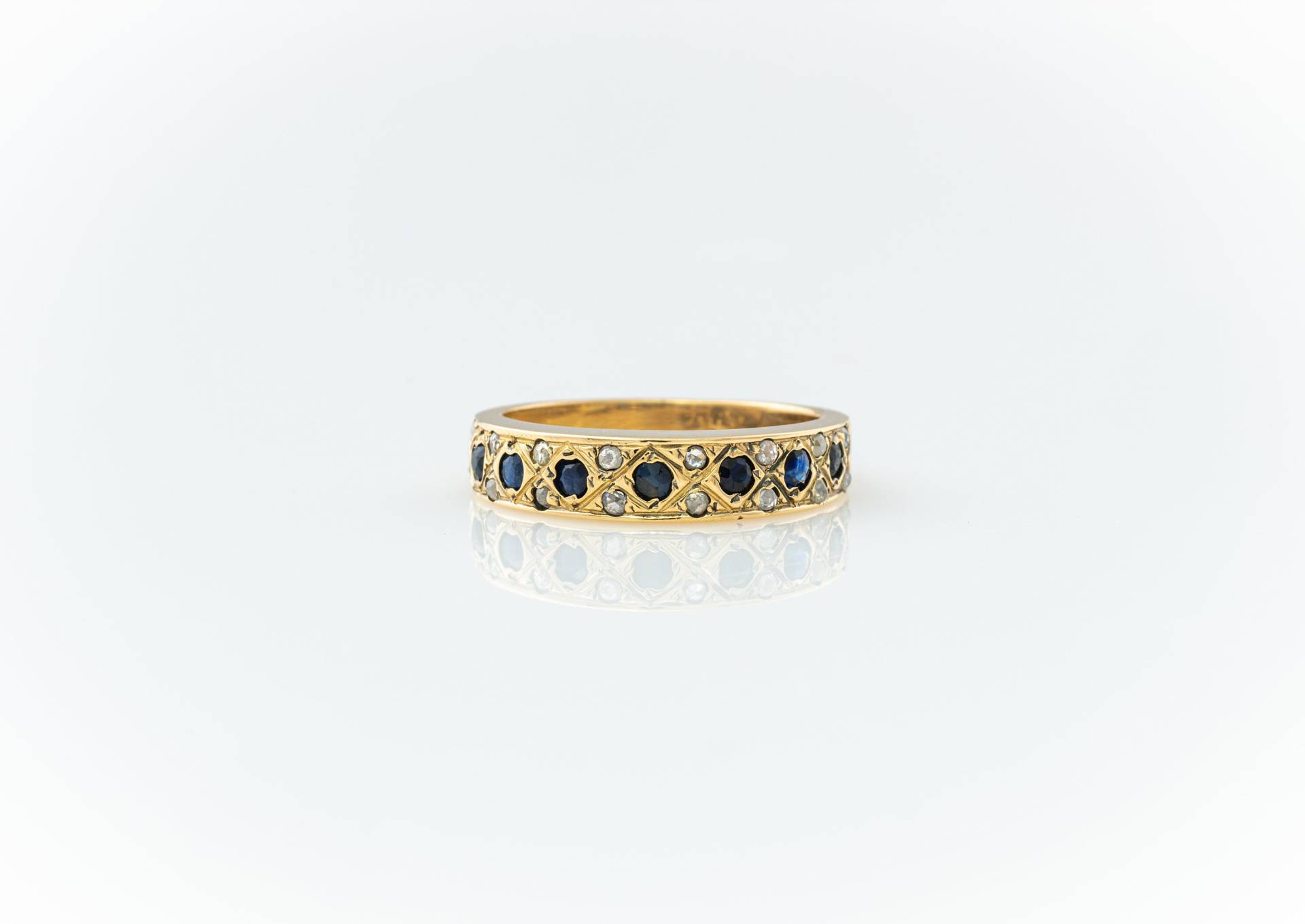 Halb Eternity Saphir Band - Stapelbares Edelstein Gelb Gold Pave Ring Blauer Geburtsstein von KisufimJewelry