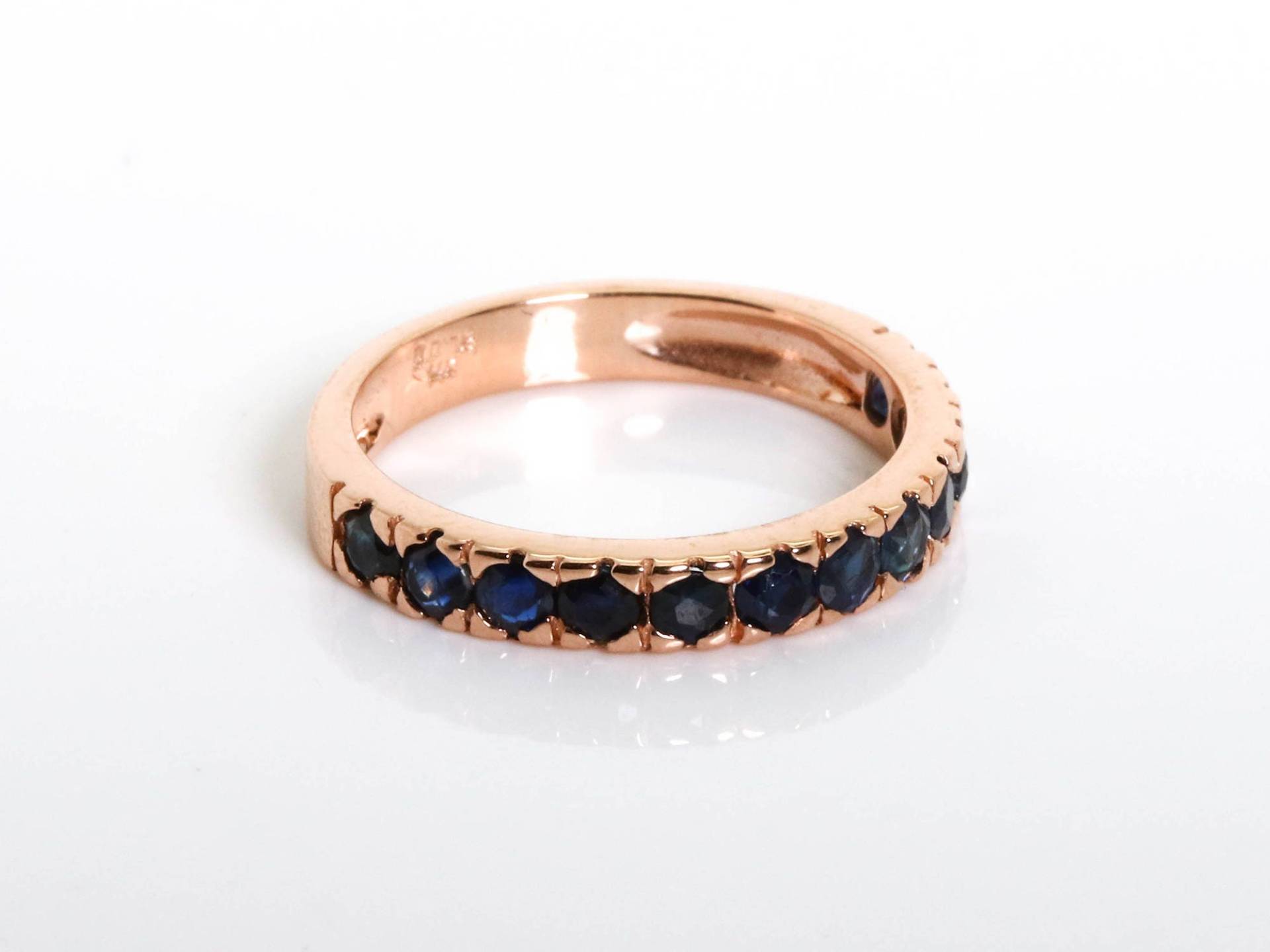 Halbe Ewigkeit Saphir Band - Stapelbares Edelstein Rosegold Gold Pave Ring Blauer Geburtsstein von KisufimJewelry
