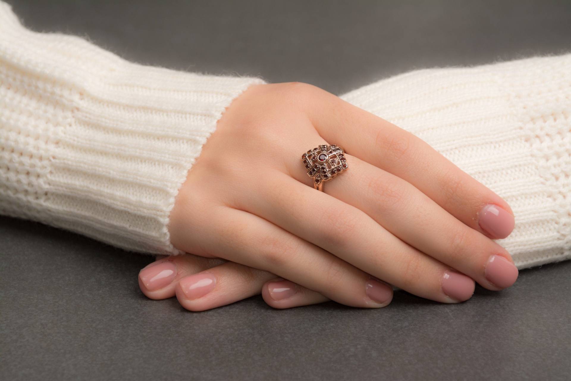 Rhombus Band Granat Ring in 14K Rose Gold - Geburtsstein Edelstein Vintage Schmuck von KisufimJewelry