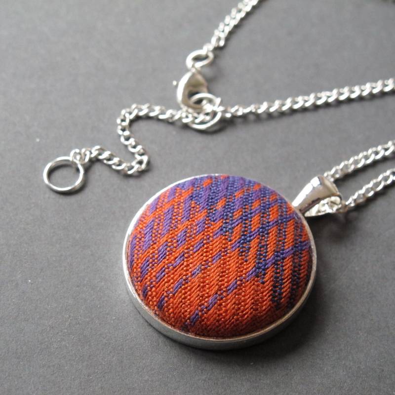 Handgewebte Knopf Anhänger Halskette | Orange Lila Baumwolle, Versilbert von KitMooi