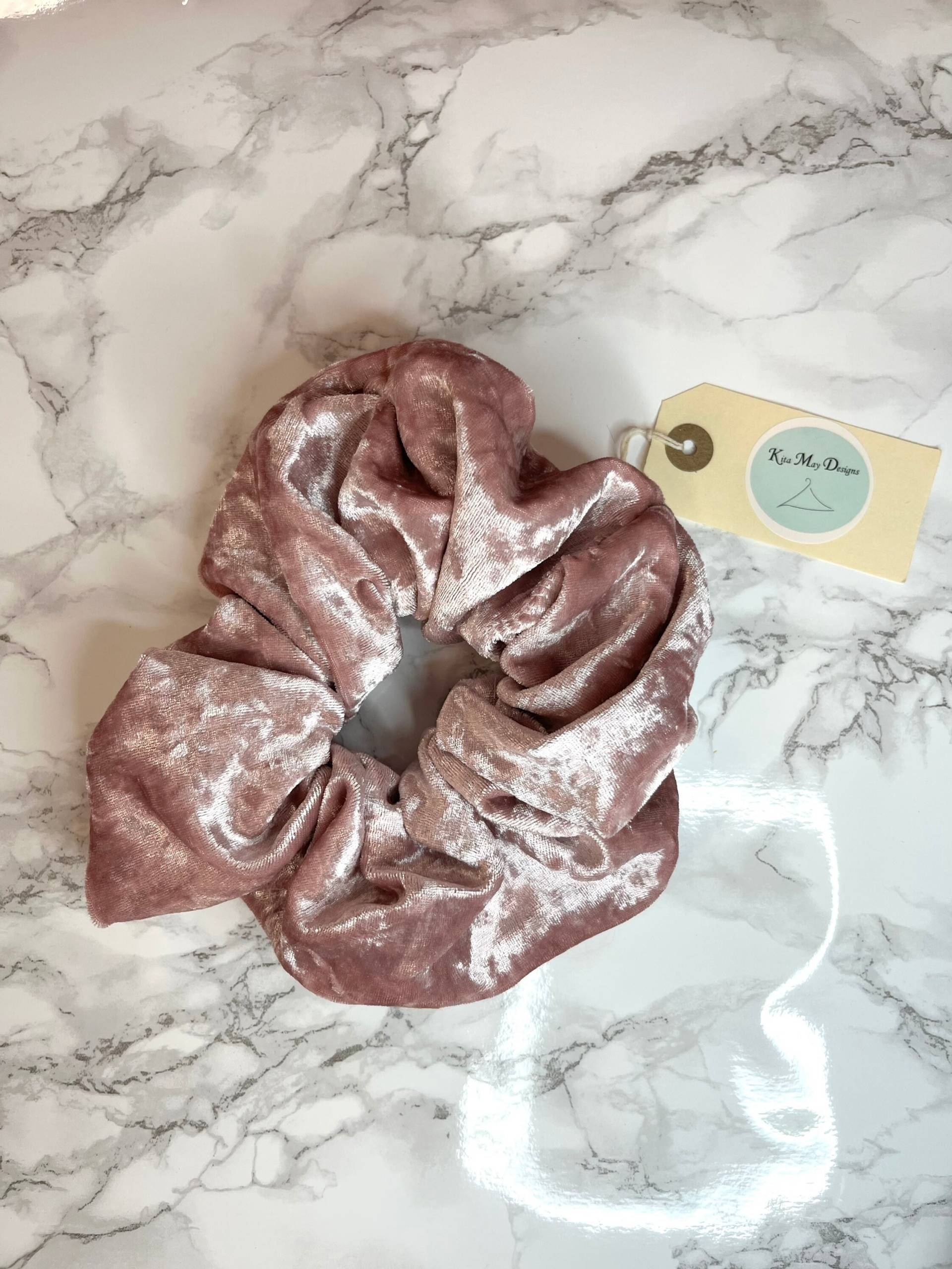 Baby Rosa Samt Scrunchie - Large Baby Rosa Samt Scrunchie - Large von KitaMayDesigns