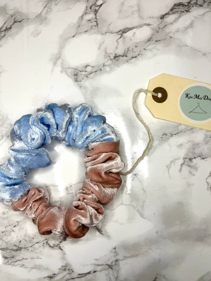 Color Block Scrunchie Aus Pink Und Blauem Samt von KitaMayDesigns