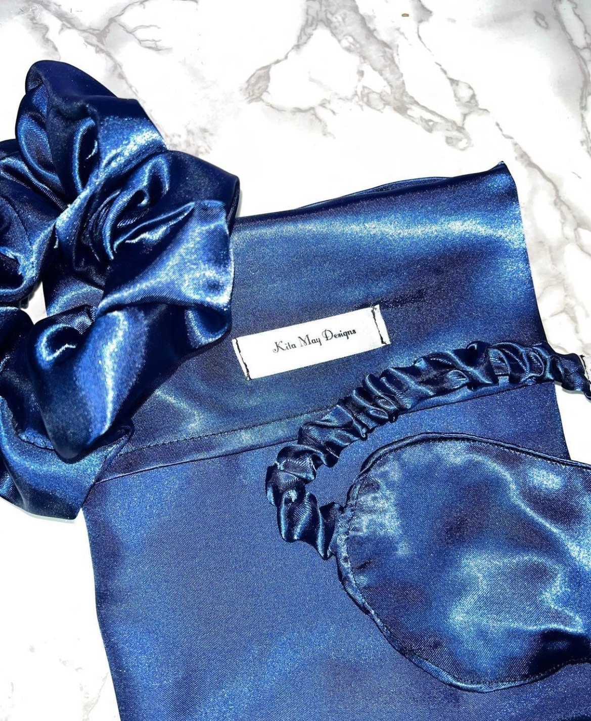 Dunkelblaues Satin Scrunchie, Kissenbezug Und Schlafmaske Im Bundle. Selbstpflege-Set Dunkelblaues Satin Scrunchie, Kissenbezug Und Schlafmaske Im Bundle. Selbstpflege-Set von KitaMayDesigns