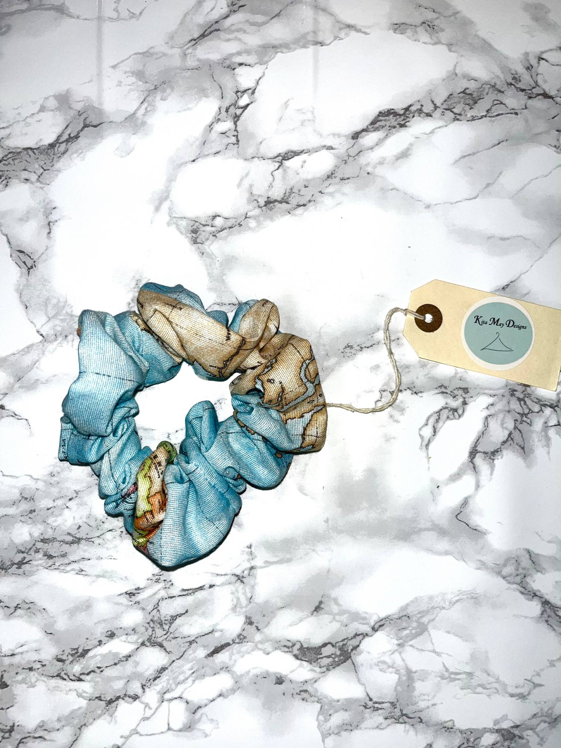 Weltkarte Scrunchie Aus Baumwolle - Limitierte Auflage Weltkarte Scrunchie Aus Baumwolle - Limitierte Auflage von KitaMayDesigns