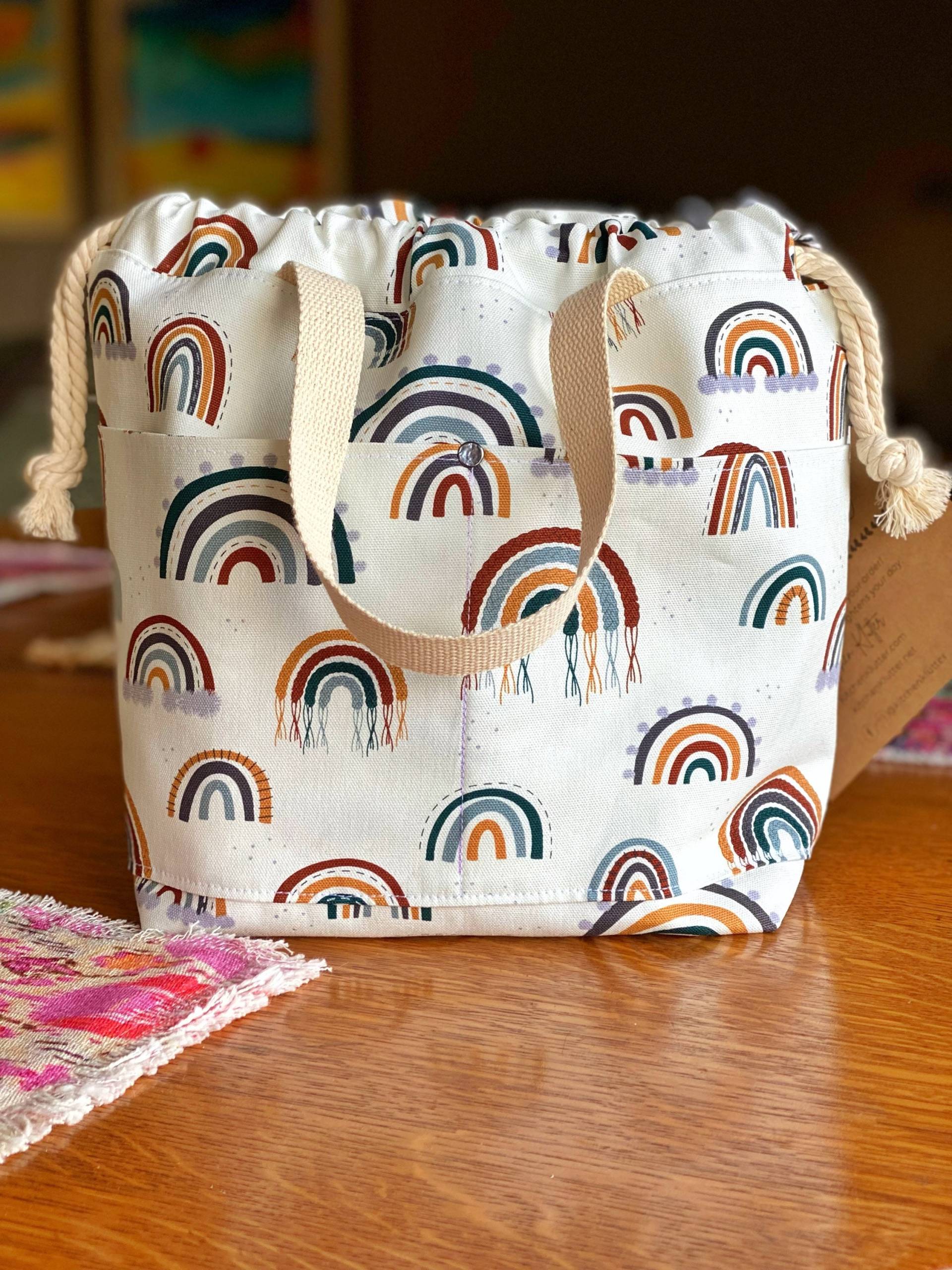Regenbogen Makramee Projekttasche, Boho Stil Ente Canvas Tasche, Stricken & Häkeln Kordelzug Wip Regenbogen Makramee Projekttasche, Boho Stil Ente Canvas Tasche, Stricken & Häkeln Kordelzug Wip von KitchenKlutter