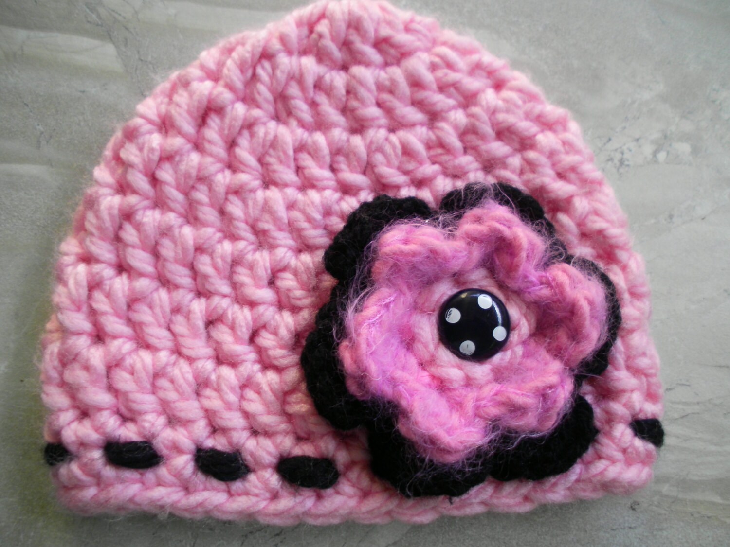 Pink & Schwarz Gepunktete Blumen Newborn Mütze | 0-3 Monate von KitchenWindow