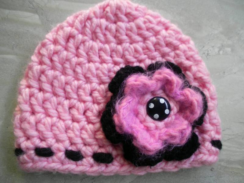 Pink & Schwarz Gepunktete Blumen Newborn Mütze | 0-3 Monate von KitchenWindow