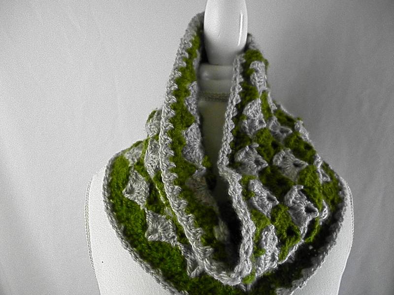 Taube Und Olivenzweig Rindshalsswärmer Häkelhalswärmer Winterschal von KitchenWindow