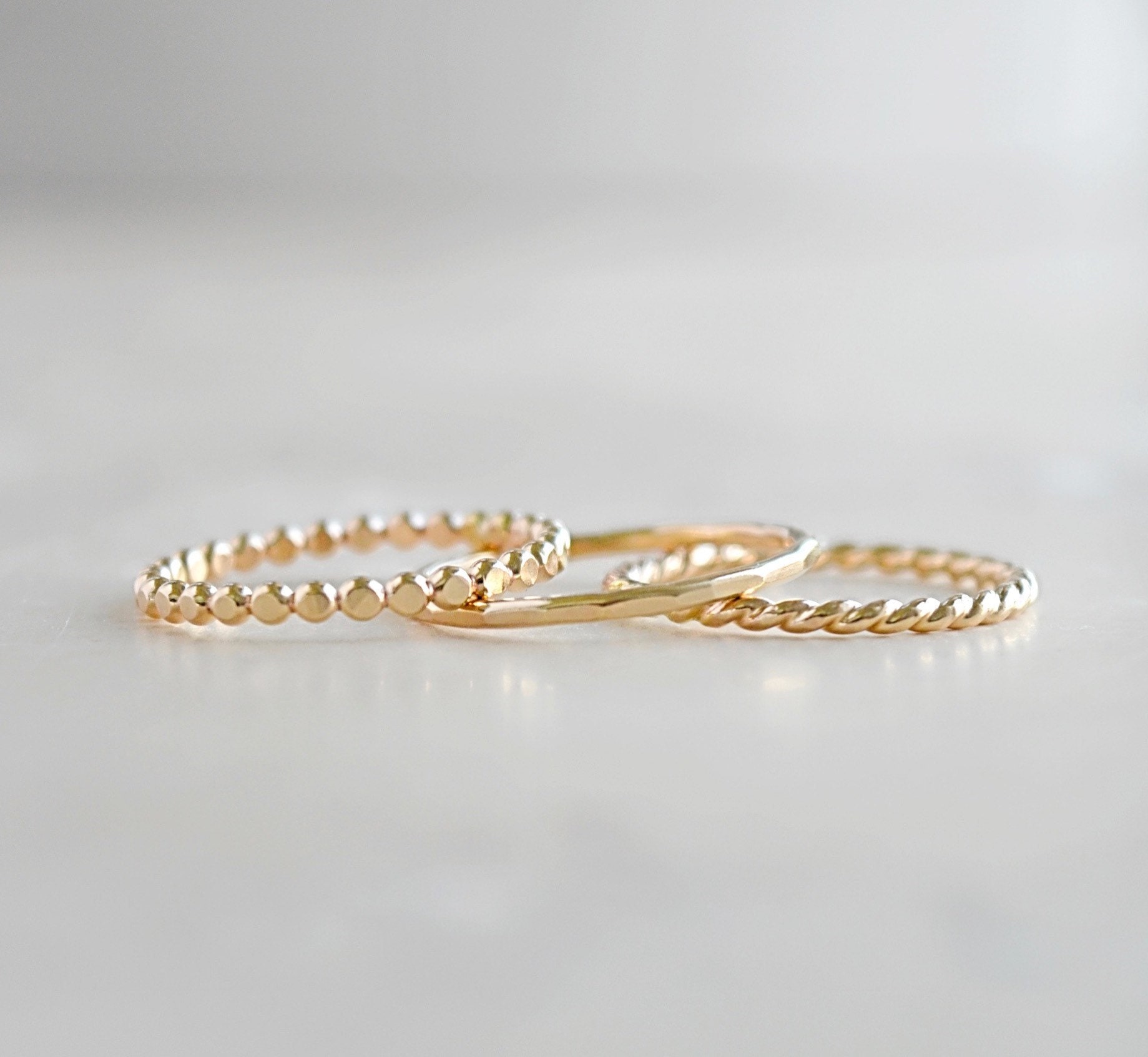 14Kt Gold Filled Stapelring Set Dot, Gehämmert, Twist 14Kt Gold Filled Stapelring Set Dot, Gehämmert, Twist von KiteJewels