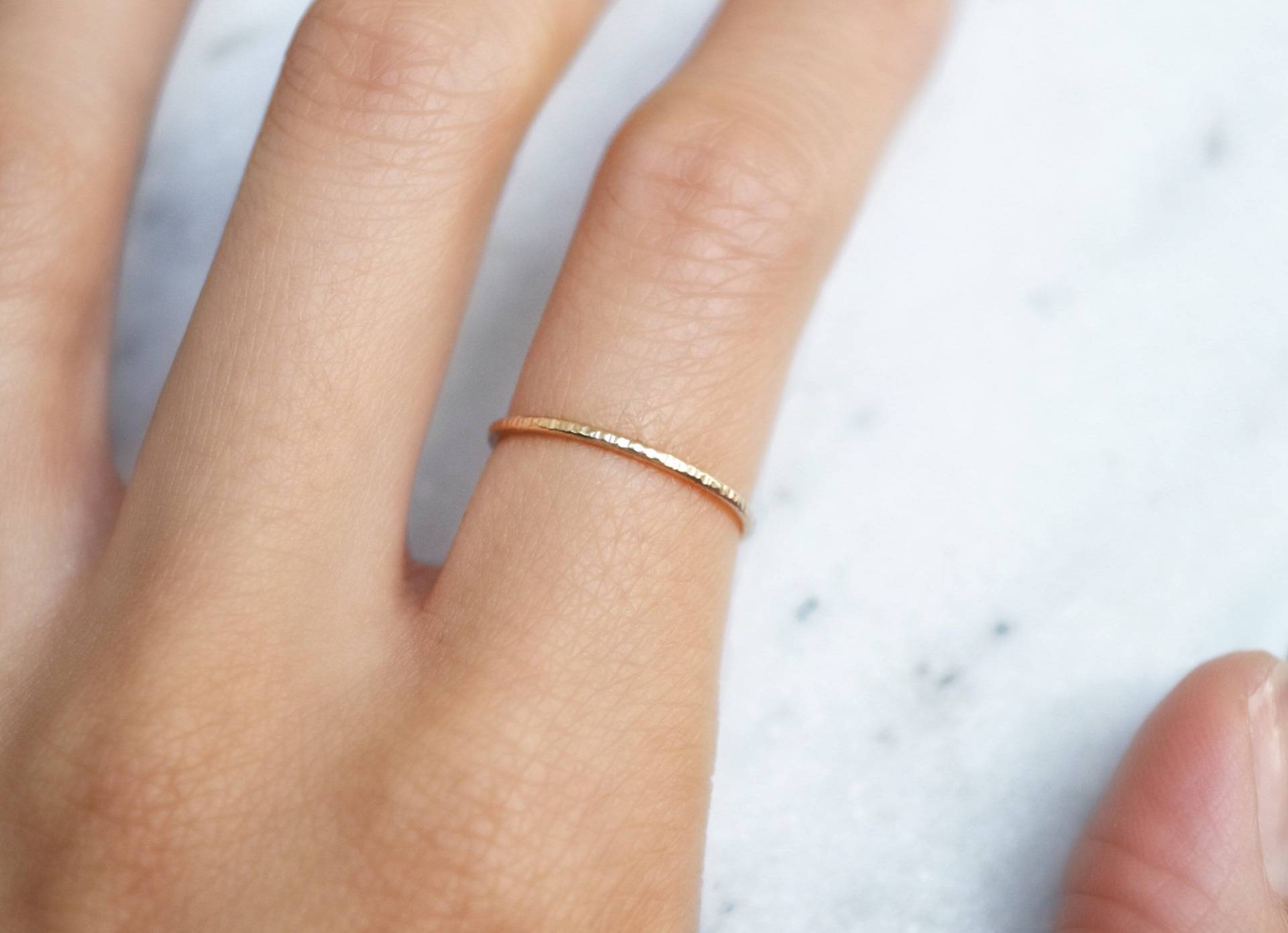 14Kt Gold Gehämmerter Stapelring - Dünn, Zart 14Kt Gold Gehämmerter Stapelring - Dünn, Zart von KiteJewels