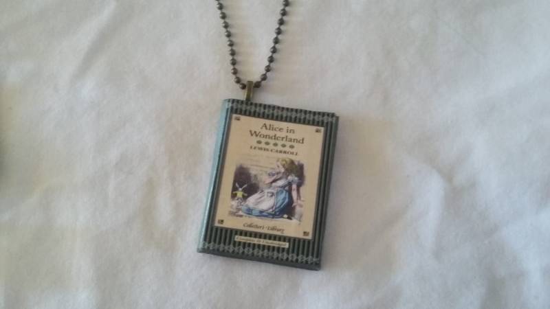 Alice Im Wunderland - Mini-Buch Anhänger Schmuck Und Das Weiße Kaninchen Buch von Kits