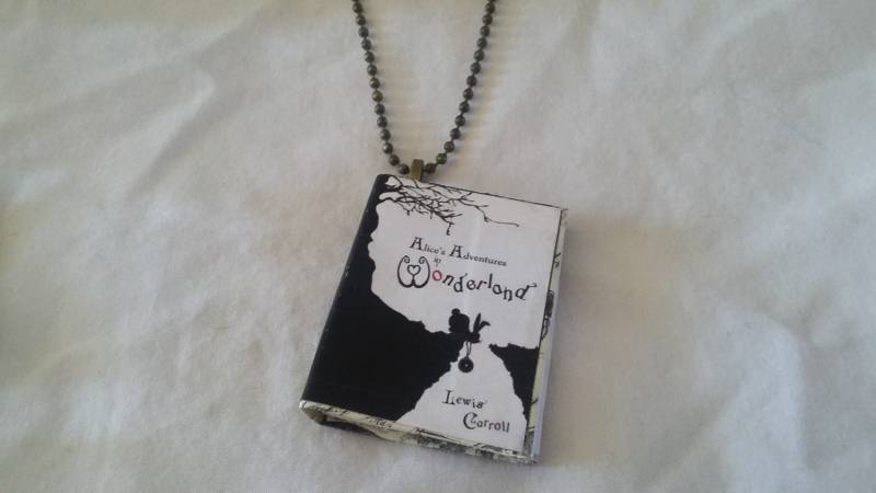 Alice Im Wunderland - Mini-Buch Anhänger Schwarz & Weiß Cover Halskette Weißes Kaninchen Buch von Kits