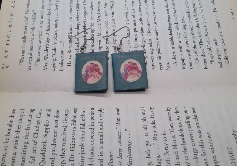 Kleine Frauen Ohrringe - Buch Schmuck- Handgemachte Mini Schmuck Louisa May Alcott von Kits