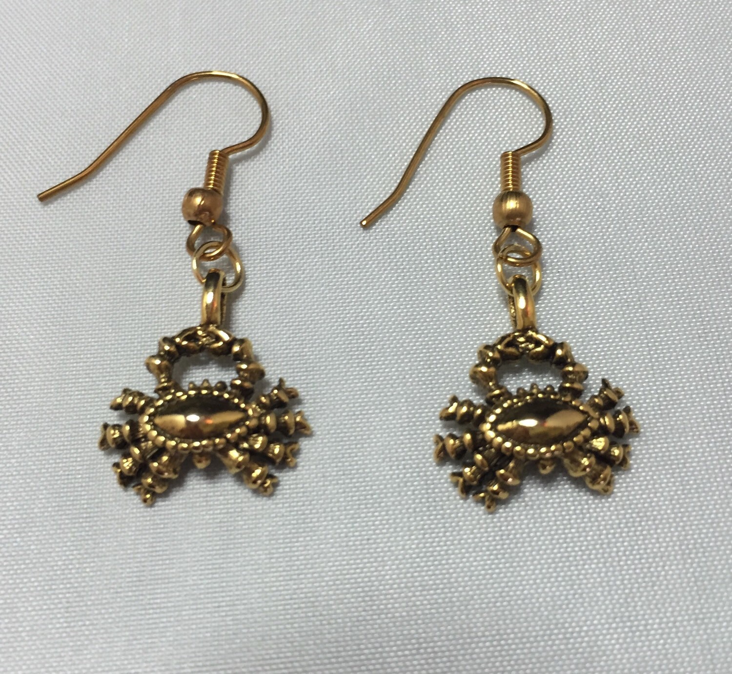 Krebs Sternzeichen Goldcharme Ohrringe Krebs Sternzeichen Goldcharme Ohrringe von KitschQuirkyCrafts