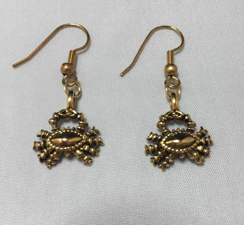 Krebs Sternzeichen Goldcharme Ohrringe von KitschQuirkyCrafts
