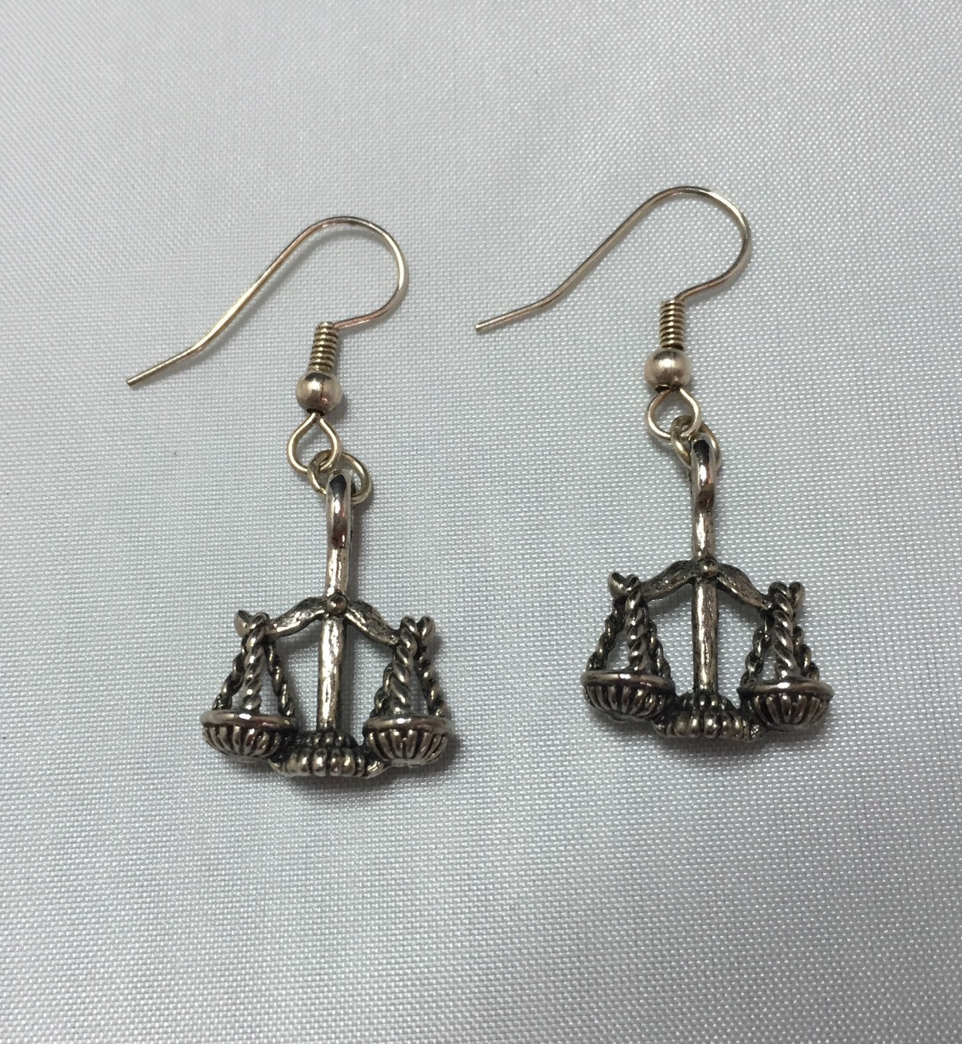 Libra Sternzeichen Ohrringe Libra Sternzeichen Ohrringe von KitschQuirkyCrafts