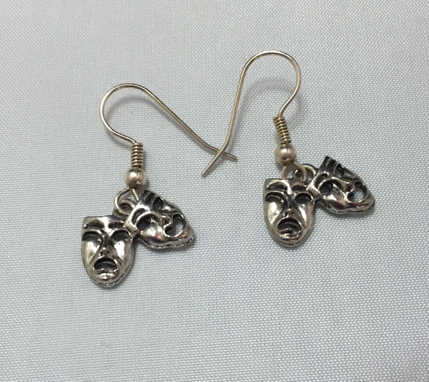 Theater Maske Charm Ohrringe Theater Maske Charm Ohrringe von KitschQuirkyCrafts