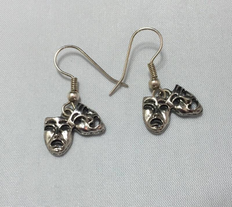 Theater Maske Charm Ohrringe Theater Maske Charm Ohrringe von KitschQuirkyCrafts