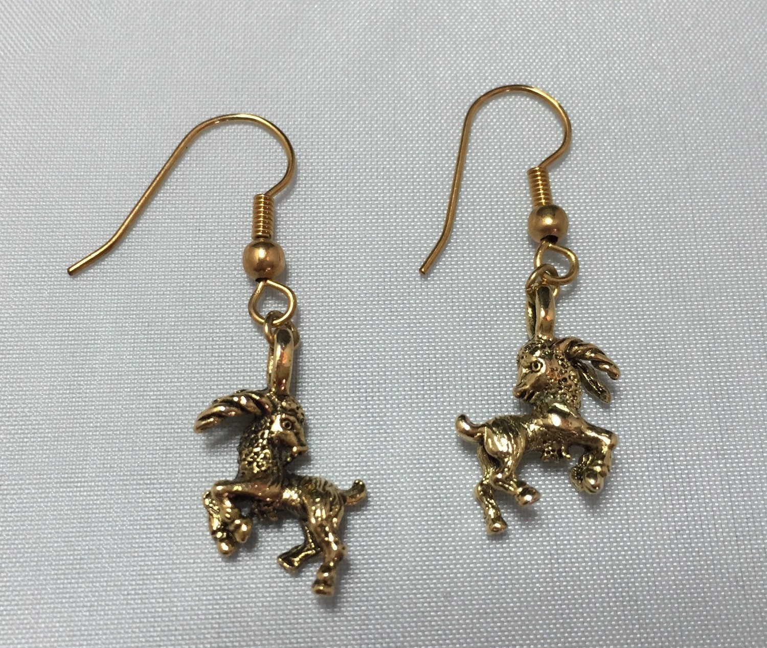 Widder Sternzeichen Gold Charm Ohrringe Widder Sternzeichen Gold Charm Ohrringe von KitschQuirkyCrafts